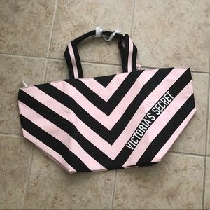 ⭐️⭐️⭐️ NWT VS Stripe tote